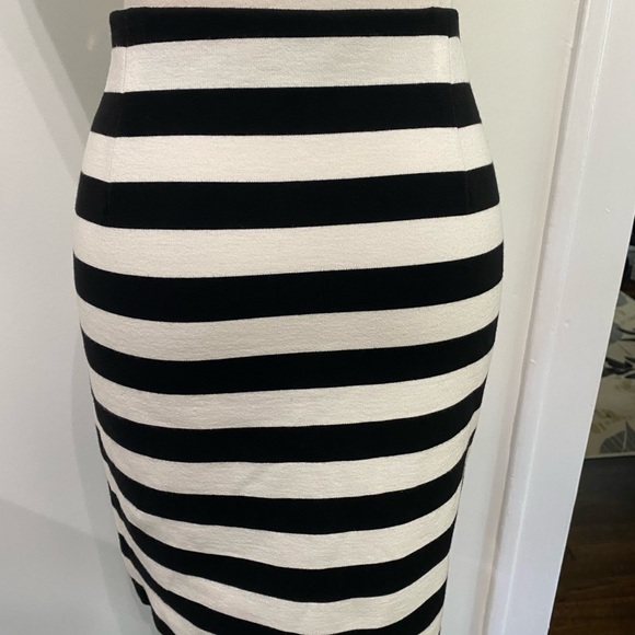 VINCE CAMUTO Black/White Knit Skirt with Side Zipper Detail - Size 6 - Picture 5 of 6